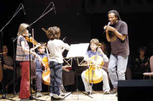 Bobby_McFerrin_und_junge_Streicher_aus_den_Oo._Landesmusikschulen.JPG (665718 Byte)